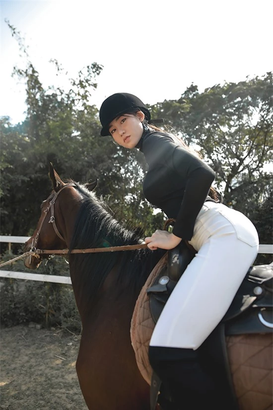 Phạm Lan Anh từng có thời gian học cưỡi ngựa nên không hề gặp khó khăn khi chụp hình thời trang trên yên ngựa.