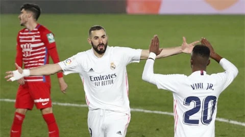 Benzema ăn mừng bàn thắng ấn định tỷ số 2-0 cho Real sau đường chuyền của Isco