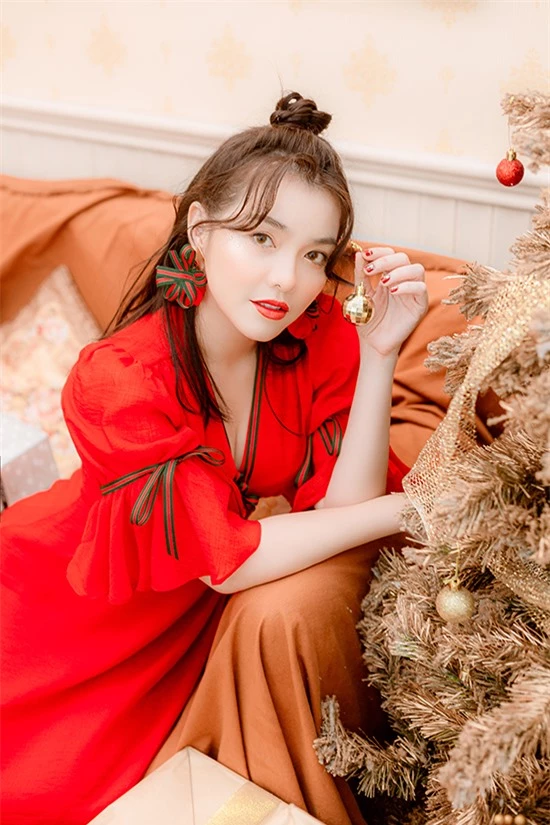 Giáng sinh 2020, Hồng Kim Hạnh cho ra mắt một bản mash-up Jinger Bell - Last Christmas để kỷ niệm một năm đáng nhớ của mình. Trong năm qua, nữ diễn viên ít đóng phim để tập trung cho đam mê ca hát.