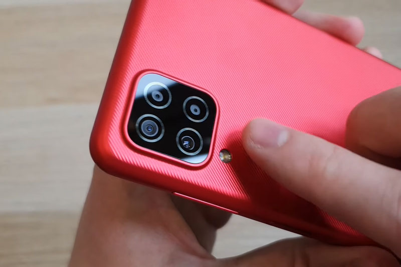 Trên tay Samsung Galaxy A12: RAM 4 GB, pin 5.000 mAh, 4 camera sau, giá gần 4 triệu