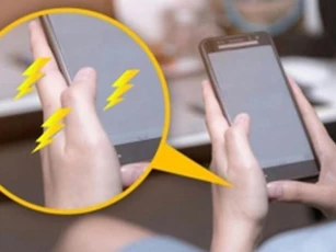 Dùng điện thoại quá lâu bạn sẽ gặp phải 5 kiểu chấn thương, ai cũng mắc ít nhất 1 cái