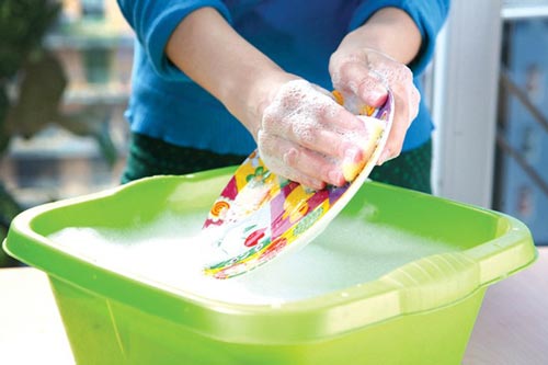 Đổ nước rửa bát lên quần áo, bạn sẽ thấy điều bất ngờ xảy ra