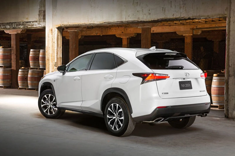 10. Lexus NX 200t 2020 (giá khởi điểm: 36.870 USD, điểm tổng thể: 7,4/10).