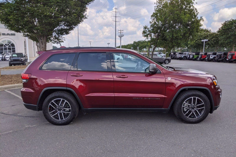 =3. Jeep Grand Cherokee Trailhawk 2020 (khoảng sáng gầm: 274 mm).