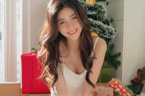 Hot girl giống diễn viên nổi tiếng Thái Lan khoe ảnh quyến rũ đón Giáng sinh