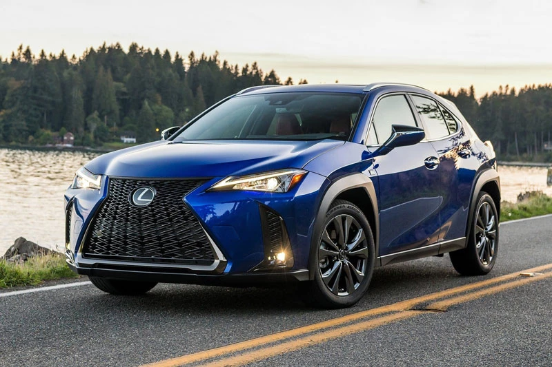 7. Lexus UX 2020 (giá khởi điểm: 32.300 USD, điểm tổng thể: 7,6/10).