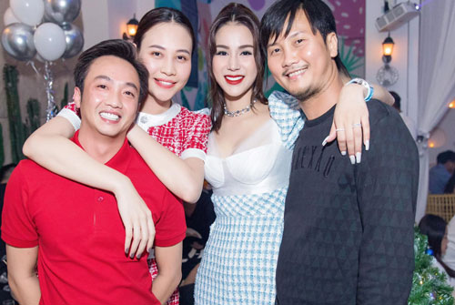 Hội bạn thân Diệp Lâm Anh mừng Giáng sinh: Vợ chồng Cường Đô La khoác vai tình tứ, 2 mẹ bỉm đua sắc bất phân