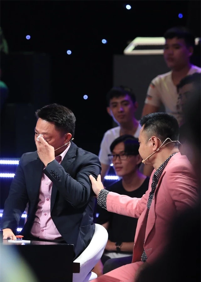 BTV Quang Minh bật khóc trên trên sóng truyền hình - 4