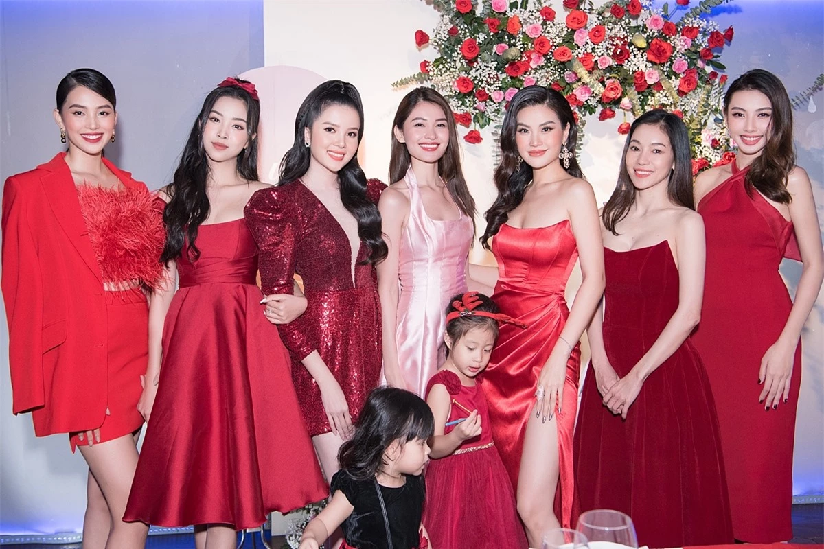 Đêm tiệc diễn ra vào ngày lễ Giáng sinh nên các thành viên cùng diện trang phục màu đỏ nổi bật.