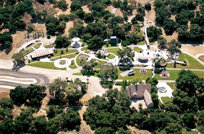 Neverland rộng hơn 11 km2, gồm nhiều công trình gắn với một thời hoàng kim của Michael Jackson.