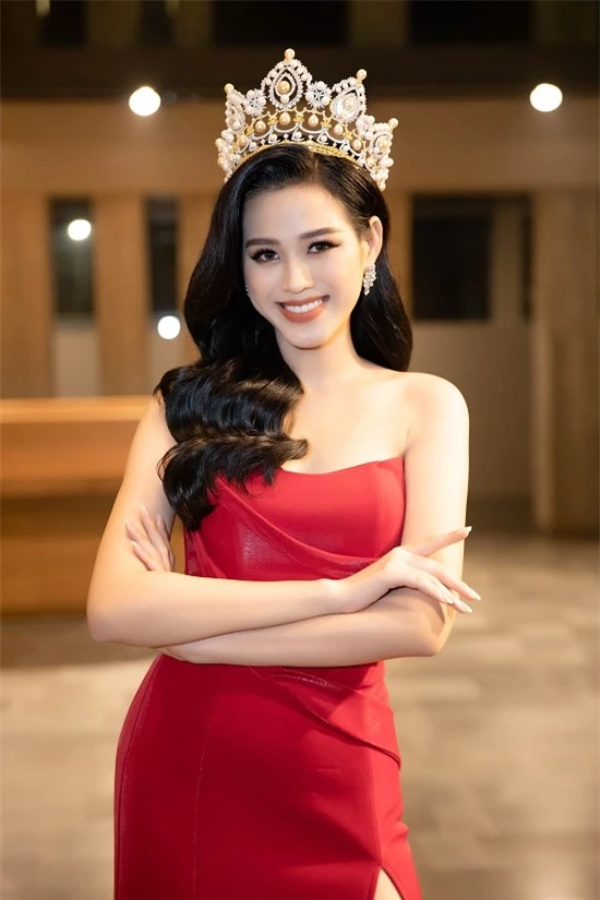 Hoa hậu Đỗ Thị Hà khoe vai trần ở Quy Nhơn - 2