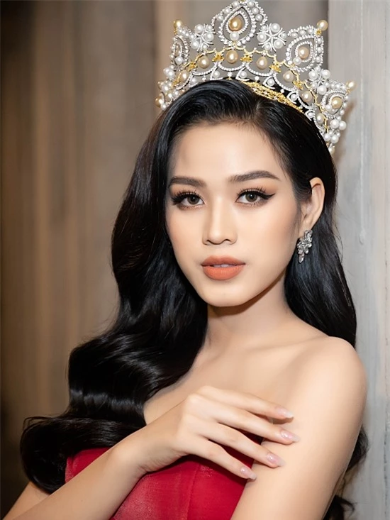 Hoa hậu Đỗ Thị Hà khoe vai trần ở Quy Nhơn - 4