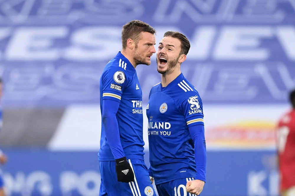 Vardy (trái) là người ấn định tỷ số 2-2 cho Leicester.