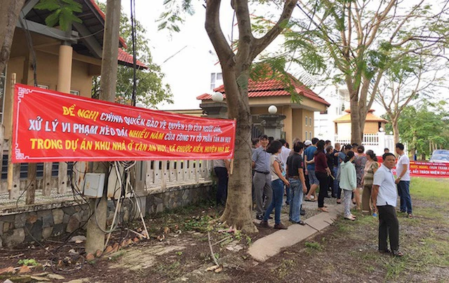 Người dân từng tập trung trước Ban Quản lý dự án Tân An Huy yêu cầu giải quyết quyền lợi chính đáng. (Ảnh: Đ. P.) Người dân từng tập trung trước Ban Quản lý dự án Tân An Huy yêu cầu giải quyết quyền lợi chính đáng. (Ảnh: Đ. P.)