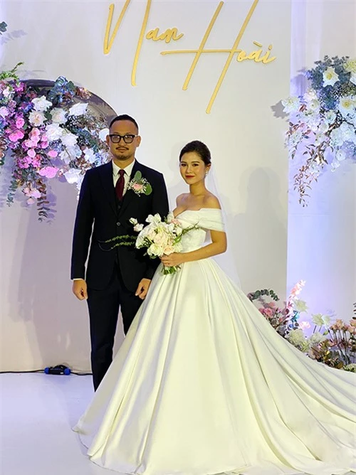 Ngày 1712, diễn viên kiêm MC Thu Hoài đã tổ chức lễ cưới với bạn trai CEO ở Hà Nội. Trong hôn lễ, cô dâu diện hai váy cưới đều theo phong cách tối giản đến từ một thương hiệu thời trang trong nước.