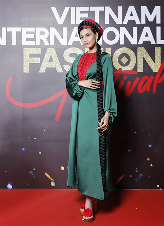 Á hậu Trương Thị May diện thiết kế của Adrian Anh Tuấn khoe sắc trên thảm đỏ. Vietnam International Fashion Festival (VIFF) là lễ hội thời trang kết hợp âm nhạc và trải nghiệm du lịch đầu tiên tại Việt Nam. Sự kiện diễn ra từ ngày 25 - 28/12 tại TP HCM, giới thiệu sưu tập của nhiều nhà thiết kế như Tùng Vũ, Kiều Việt Liên, Nguyễn Tiến Truyển, Wuan Phan, Devon Nguyễn, Phạm Đăng Anh Thư, Lê Lâm, Adrian Anh Tuấn, Hà Linh Thư, Hoàng Minh Hà, Lý Giám Tiền...