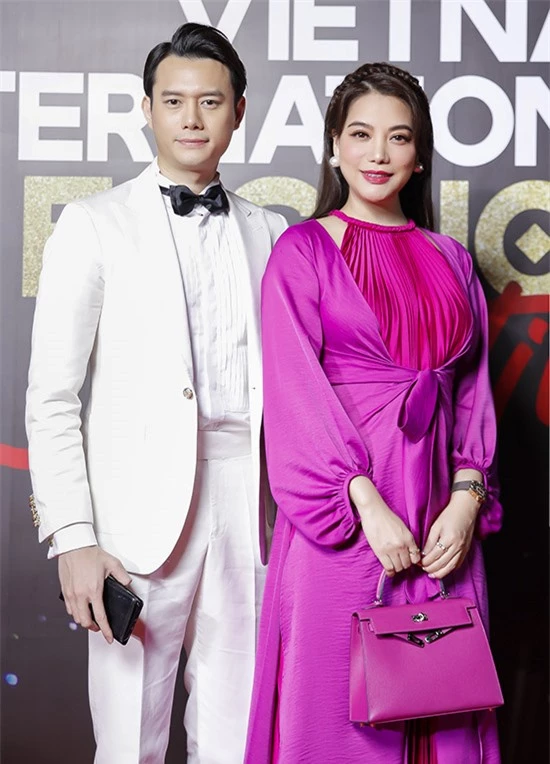 Diễn viên Trương Ngọc Ánh nổi bật với cây hồng trong khi bạn trai tin đồn của cô - Nguyễn Anh Dũng - bảnh bao với vest tuxedo.