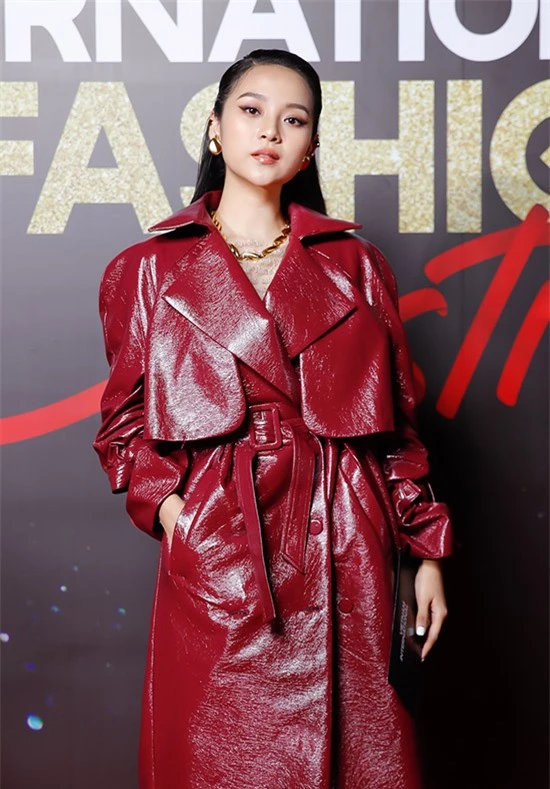 Tam Triều Dâng đã lâu mới dự sự kiện thời trang. Cô gây ấn tượng với phong cách cá tính.