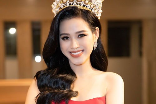 Hoa hậu Đỗ Thị Hà khoe vai trần ở Quy Nhơn