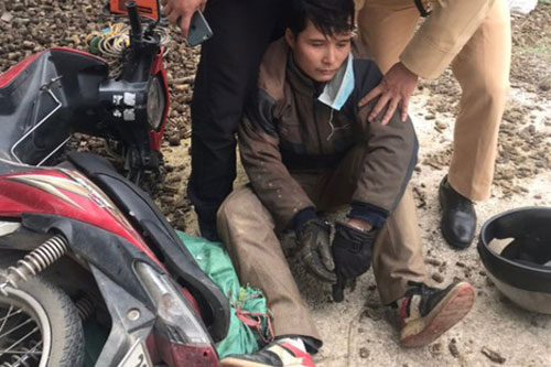 Hoà Bình: Một trinh sát bị thương khi vật lộn với tội phạm ma túy