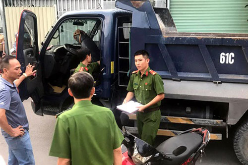 Bình Dương: Mâu thuẫn trên đường, tài xế xe ben đánh chết người đi xe máy