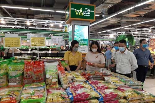 Khách hàng mua sắm tại siêu thị Vinmart. Ảnh minh họa: Phương Anh/TTXVN.