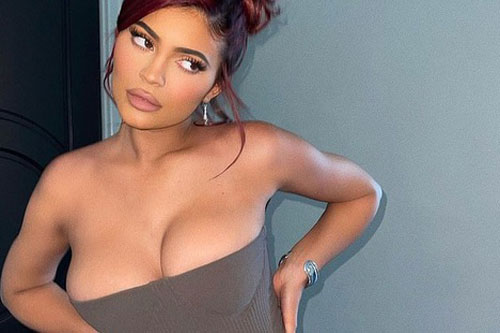Kylie Jenner khoe quà "khủng" bạn trai tặng con gái