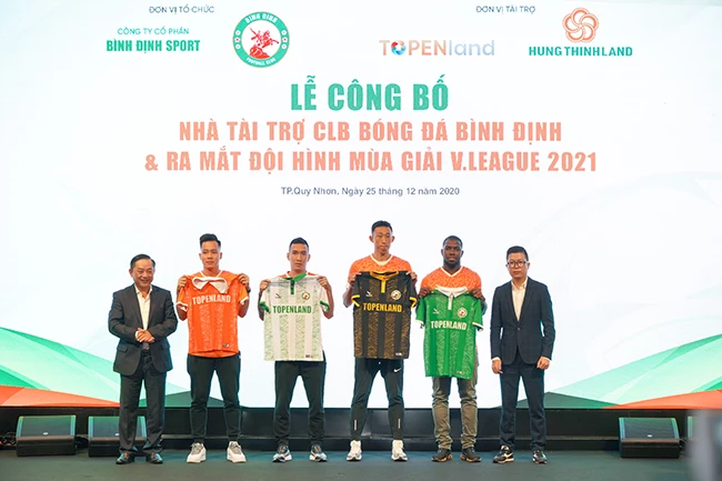 CLB bóng đá Topenland Bình Định ra mắt áo thi đấu mới.