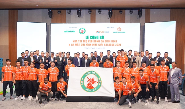 CLB Bóng đá Topenland Bình Định chụp hình lưu niệm cùng các nhà tài trợ và lãnh đạo các cơ quan, ban, ngành tỉnh Bình Định.