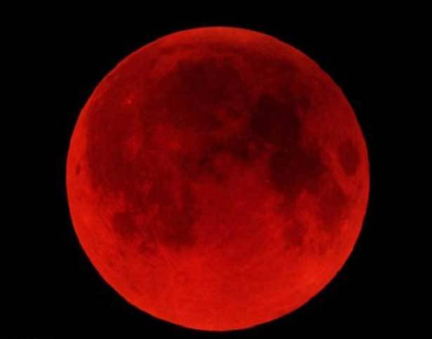Vì sao khi nguyệt thực toàn phần thì Mặt Trăng lại đỏ và lớn khác thường?