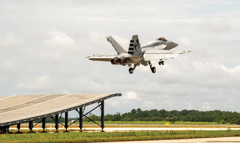 Tiêm kích F/A-18E Super Hornet thử nghiệm cất cánh từ đường băng kiểu nhảy cầu. Ảnh: Boeing.