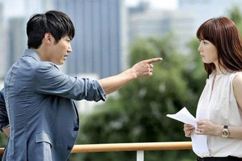 Nhìn thấy mâm cơm "bày vẽ" của vợ tôi đập bàn đứng dậy vì thấy mệt mỏi với cái trò nấu nướng vớ vẩn đó