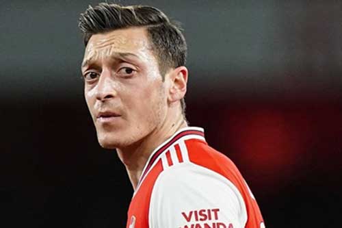 Arsenal chia rẽ vì chuyện đưa Oezil trở lại đội hình