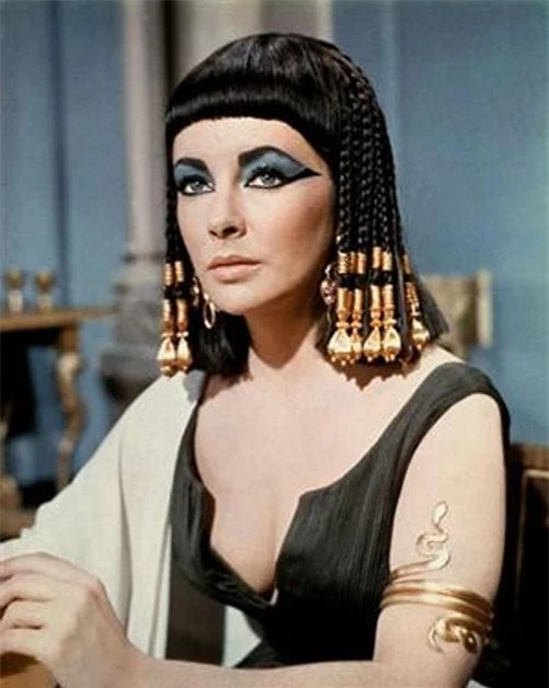Cách trang điểm mắt của người Ai Cập vẫn được các diễn viên ưa chuộng. Hình ảnh diễn viên Elizabeth Taylor vào vai Nữ hoàng Cleopatra trong phim 