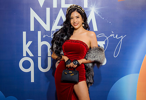 Phan Hoàng Thu xách túi 500 triệu đồng dự event