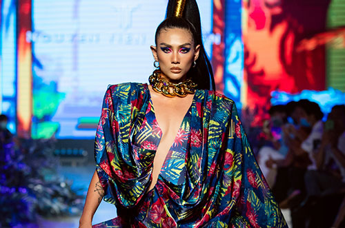 Võ Hoàng Yến hở bạo trên sàn diễn