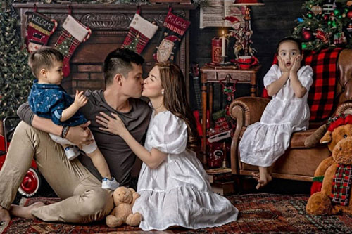 Vợ chồng 'sao đẹp nhất Philippines' bên con mùa Noel