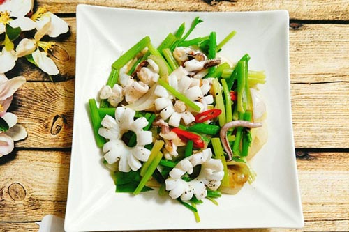 3 bước làm mực xào cần tỏi vừa giòn vừa ngon