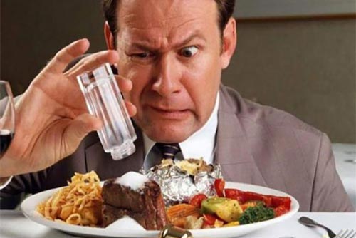 5 dấu hiệu tố cáo bạn đang ăn quá nhiều muối