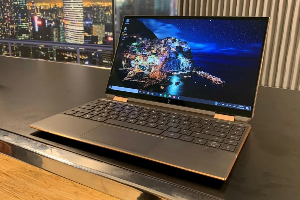 5. HP Spectre x360 15 inch màn hình OLED.