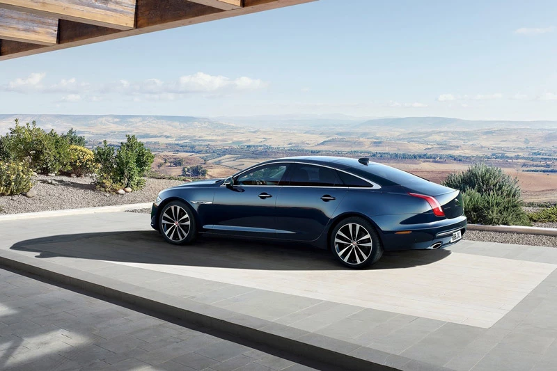 6. Jaguar XJ.