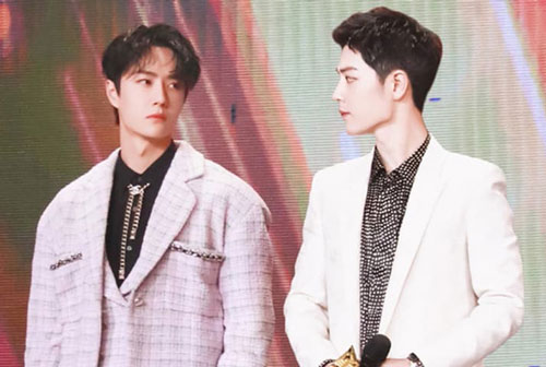 'Fans đam mỹ' phát hiện loạt khoảnh khắc Tiêu Chiến và Vương Nhất Bác lén nhìn nhau khi đứng chung sân khấu