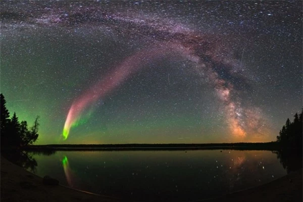 Đây là STEVE và Dải Ngân hà ở hồ Childs, Manitoba, Canada. Hình ảnh là hỗn hợp của 11 hình ảnh đan với nhau. Ảnh: Krista Trinder
