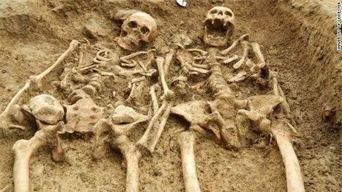 Hai bộ xương vẫn nắm tay nhau sau 700 năm 