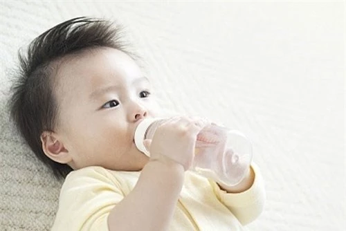 Không nên cho trẻ so sinh uống nước 6 tháng đầu đời. 