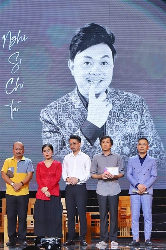 Cuối tiết mục, ban tổ chức cùng khán giả có giây phút tưởng nhớ cố nghệ sĩ Chí Tài. NSƯT Hoài Linh cũng thay mặt gia đình nhận số tiền 50 triệu đồng từ chương trình và ủng hộ vào quỹ từ thiện mang tên Chí Tài.