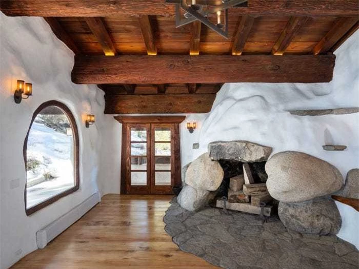 Lạ lùng ngôi nhà gỗ như phủ đầy tuyết ở  Mỹ