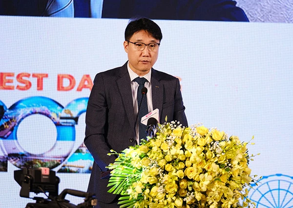 Ông Lee Sungnyung, Giám đốc KOTRA Đà Nẵng phát biểu tại hội nghị về công tác thu hút đầu tư của TP Đà Nẵng hôm 25/12