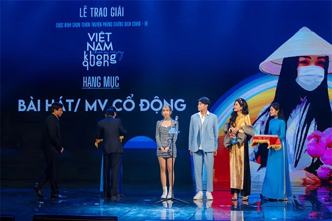 Phan Hoàng Thu trao giải cho Min và Quang Đăng vì những sản phẩm tuyên truyền về Covid-19 rất hấp dẫn, hiệu quả.