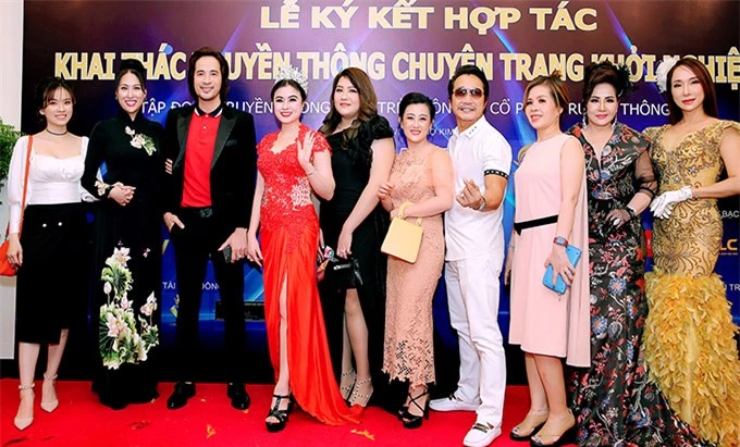 Diễn viên Đoàn Minh Tài (thứ ba từ trái qua) và nhiều bạn bè, đồng nghiệp dự sự kiện do Phi Thanh Vân tổ chức.